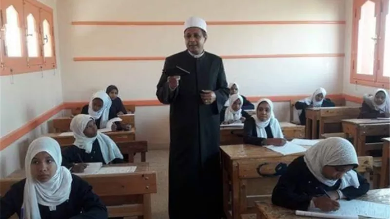 رئيس منطقة الأقصر الأزهرية يتفقد لجان امتحانات النقل الإعدادى والثانوى