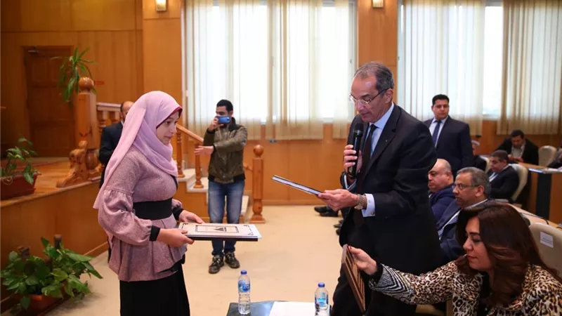 وزير الاتصالات يتفقد مدرسة النور للمكفوفين بشطا