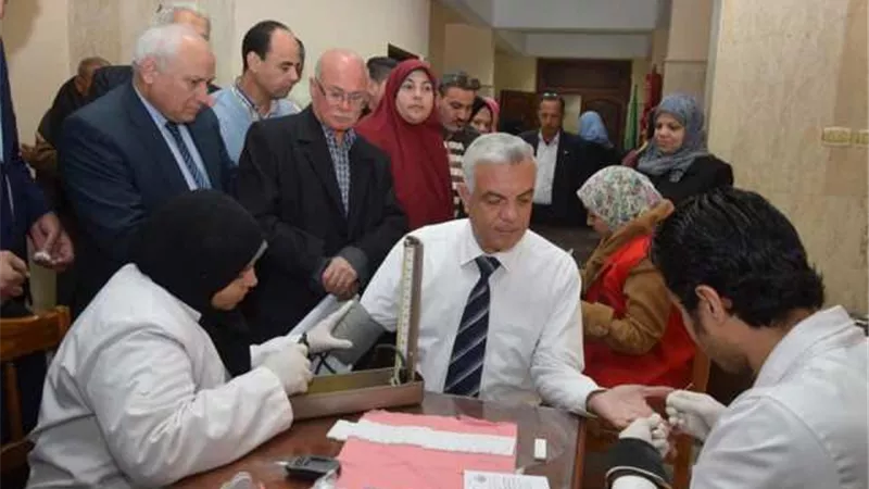 رئيس جامعة المنوفية يتابع مبادرة ١٠٠ مليون صحة بالجامعة