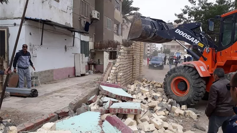 ازلة 120 اشغالا ومبنى عشوائى بأحياء عتاقة وفيصل السويس