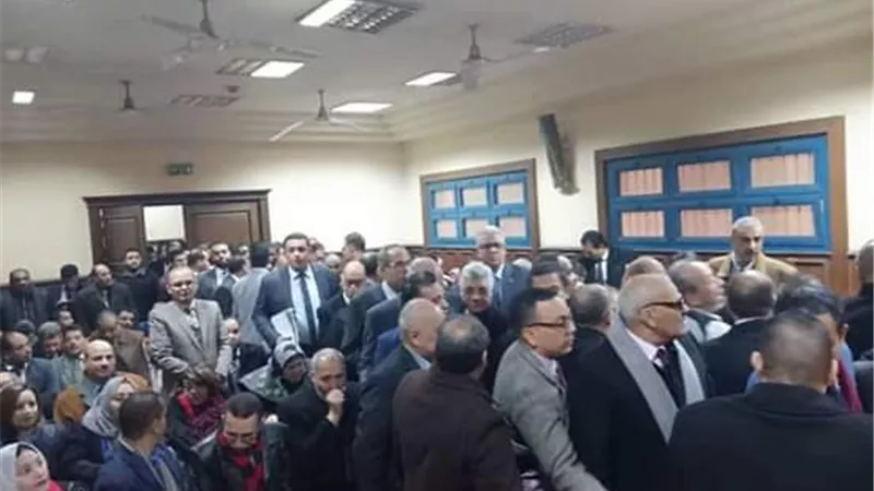 مئات المحامين يحتشدون بمحكمة زينهم اثناء انعقاد جلسة 