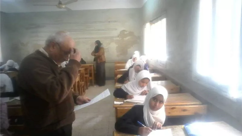 مديرا التعليم الإبتدائى والإعدادى الأزهرى يتفقدان لجان إمتحانات المعاهد