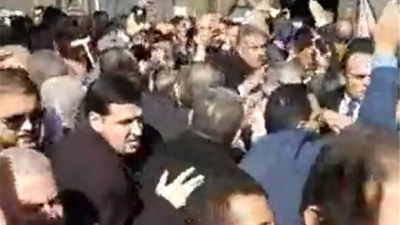 وسط هتافات مؤيدة.. بدء المؤتمر الصحفي لـ«نقيب المحامين»