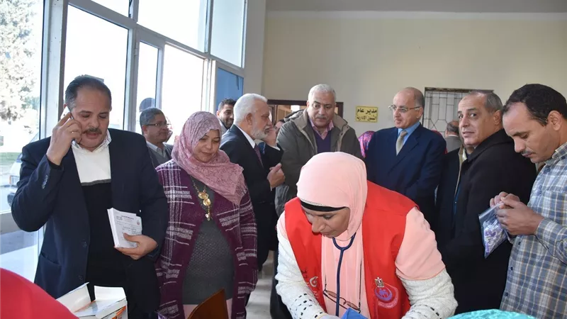 رئيس جامعة السادات ونائبه يتابعان حملة 100 مليون صحة بكليات الجامعة