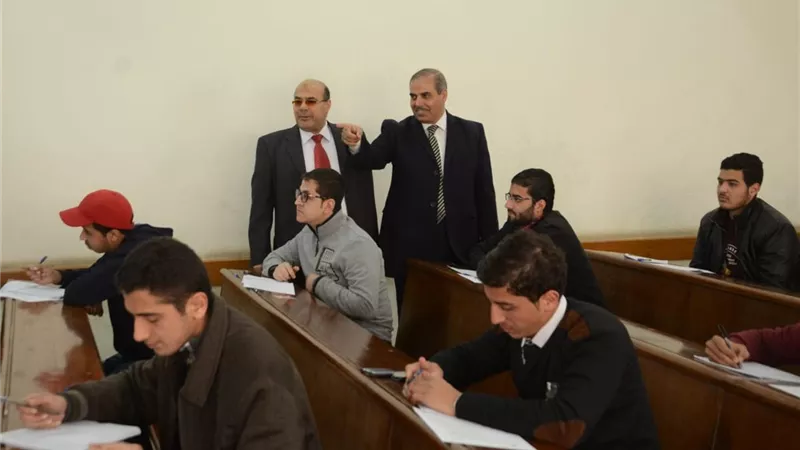 رئيس جامعة الأزهر يتفقد امتحانات 