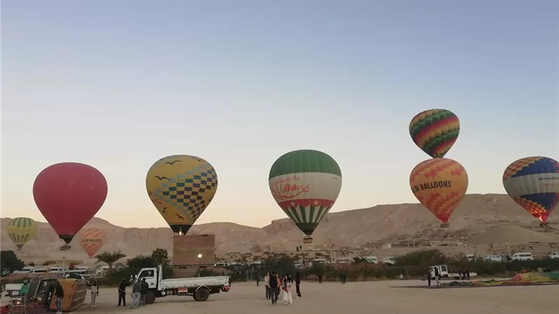 350 سائحا يحلقون فى سماء الأقصر على متن 22 رحلة