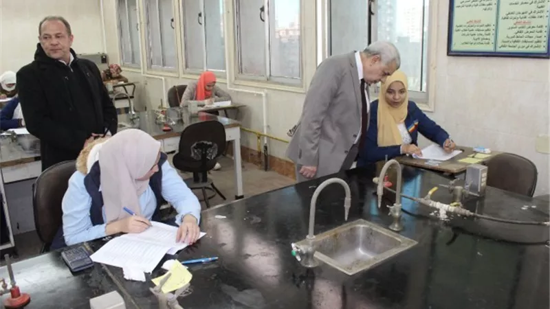 نائب رئيس جامعة طنطا يتفقد سير الامتحانات بكليات الجامعة
