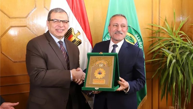 سعفان يتبادل الدروع ومحافظ الإسماعيلية للارتقاء بالعملية الإنتاجية..صور