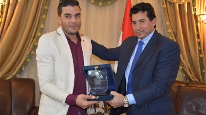 وزير الشباب يكرم منقذ طفلة الإسماعيلية من الاختطاف