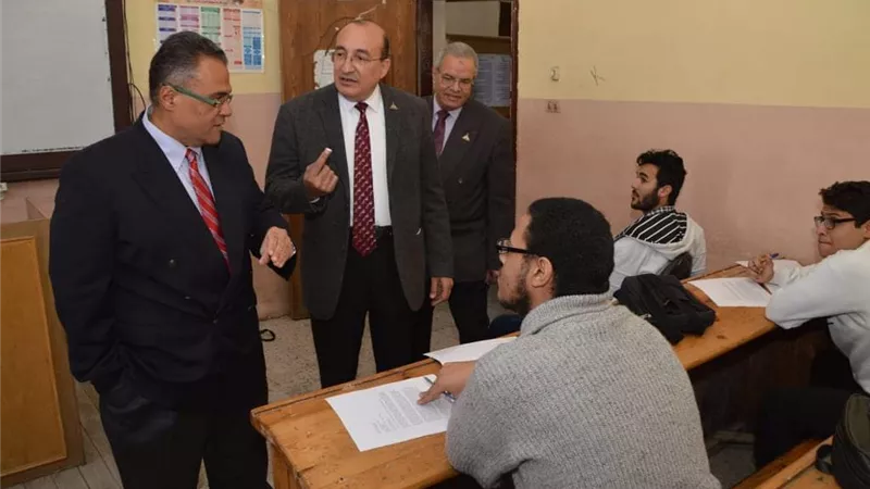 نائب رئيس جامعة عين شمس يتفقد لجان الإمتحانات بكليه التربية