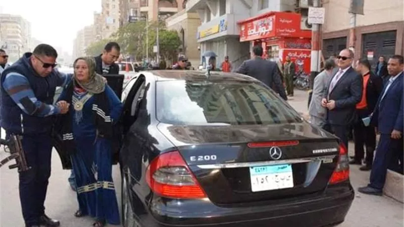 قصص إنسانية بجولات محافظ الغربية .. تخصيص شقة وعملية جراحية لمريضة بالصور