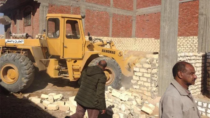 ازالة 42 تعديا واشغالا على اراضى الدولة بحى الجناين بالسويس