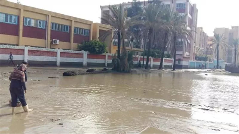 سحب مياه الأمطار وتسليك خط خفض المنسوب بقرى الجزيرة الخضراء