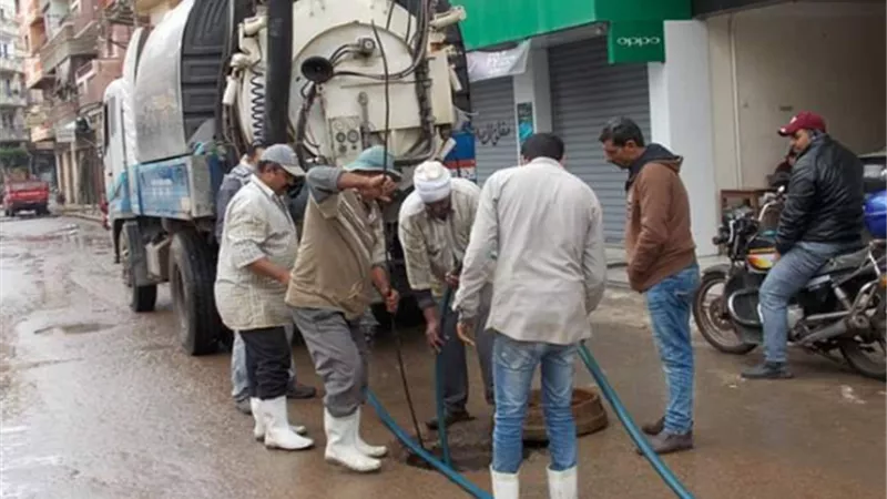 سحب مياه الأمطار من الشوارع في دسوق