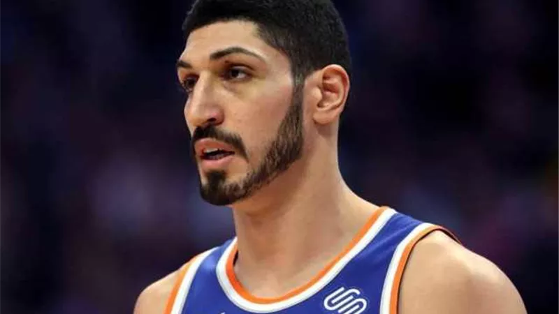 لاعب كرة السلة أنس