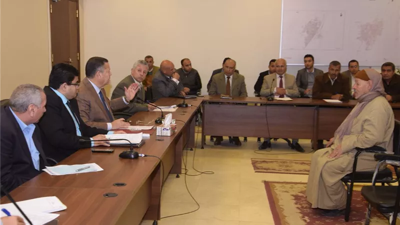مساعدة مالية لمواطن لعلاج ابنتيه المريضتين ببنى سويف