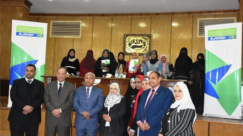 محافظ أسوان يوزع عقود صرف مستلزمات الزواج لـ 20 عروسة من الفتيات الأيتام