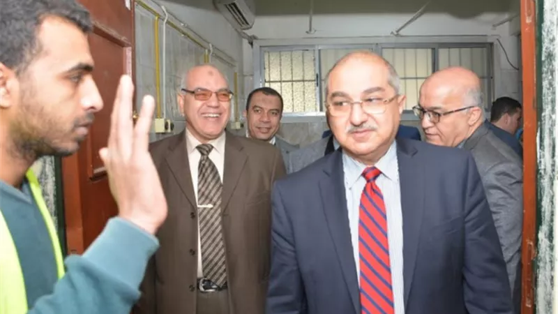 رئيس جامعة أسيوط يقوم بالفحص الطبى على إحدى طالبات المدينة الجامعية