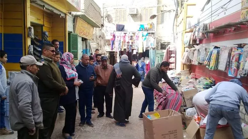 بالصور.. حملة مكبرة لرفع الإشغالات بشارع القيسارية