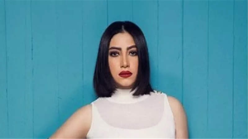 بوسى تشعل تويتر بالفستان الأسود صور