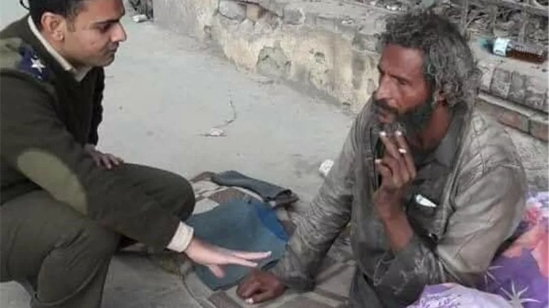 محافظ الغربية يأمر بنقل أحد المتسولين إلى دور الرعاية بالقوة الجبرية خوفاعلى حياته من الصقيع. . صور