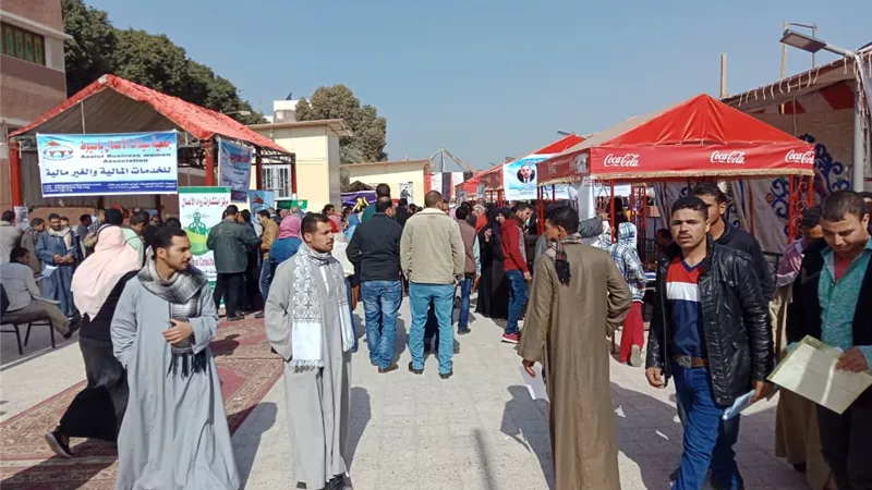 إقبال كبير من الشباب على الملتقى التوظيفي الأول باسيوط