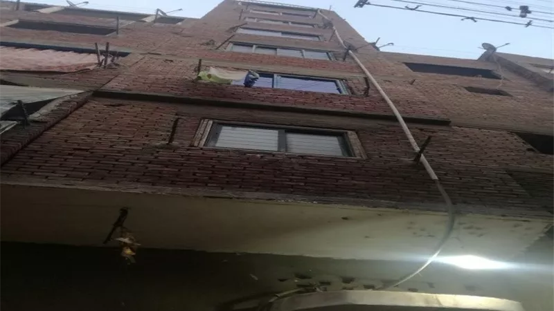 انھیار عقار بحي دار السلام أثناء التنقیب عن اّثار.. صور