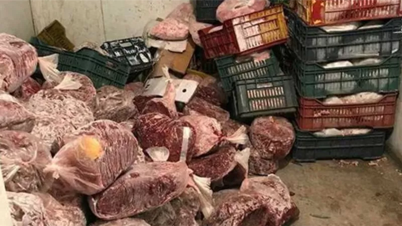 ضبط ٢ طن لحوم فاسدة بأحد المطاعم الشهيرة بالاسكندرية