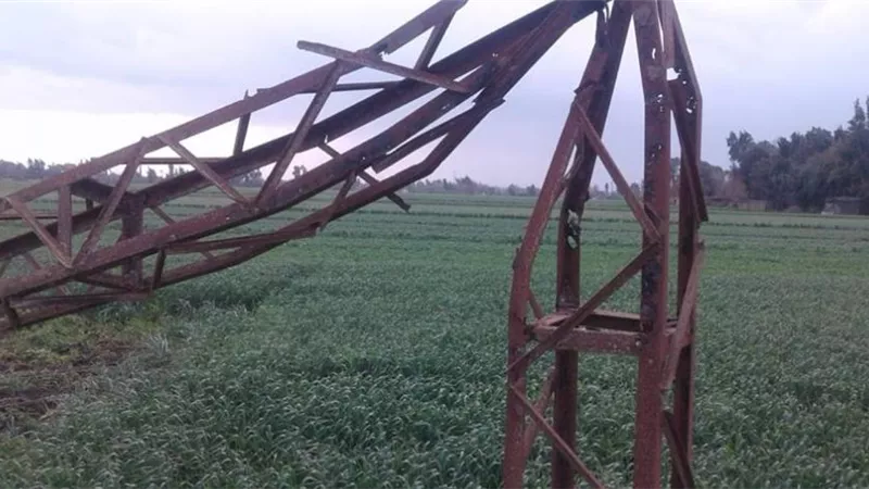 بسبب الطقس السئ .. سقوط أبراج الضغط العالى ببركة السبع