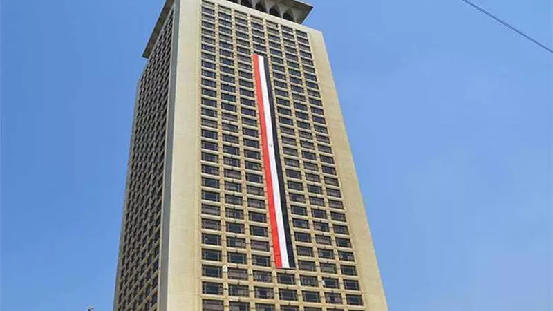 الخارجية تهيب بالمسافرين ضرورة احترام قوانين الإقامة والعمل