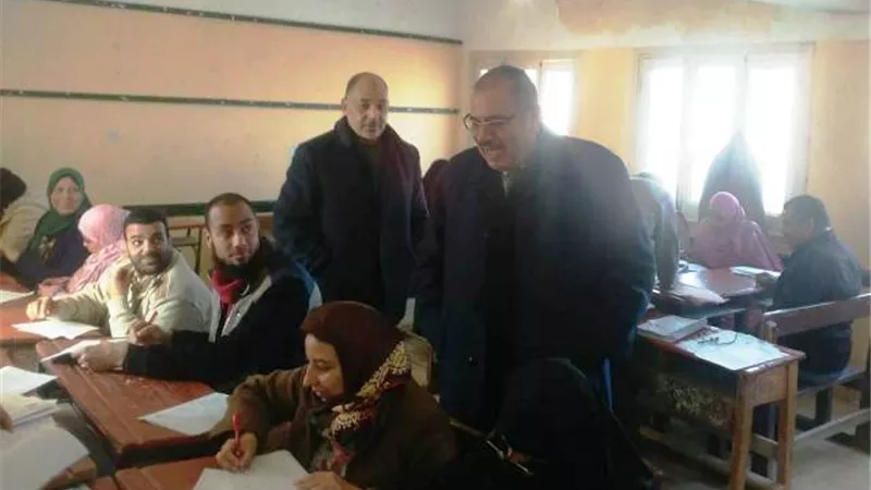 النيلى يتابع أعمال التصحيح وتقدير الدرجات للشهادة الإعدادية بمطروح