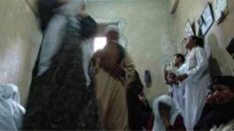 القبض على مجموعة رجال يمارسون طقوس شيطانية مع امرأة