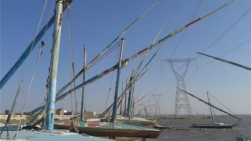 الرياح وارتفاع منسوب المياه توقف حركة الصيد ببحيرة البرلس