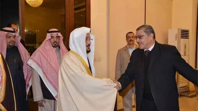 في أول زيارة خارجية له منذ توليه مهام منصبه وزير الشؤون الإسلامية السعودي يصل القاهرة