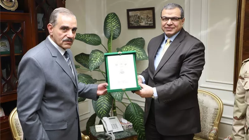 وزير القوى العاملة يتبادلا الدروع ومحافظ أسيوط في ملتقي التوظيف