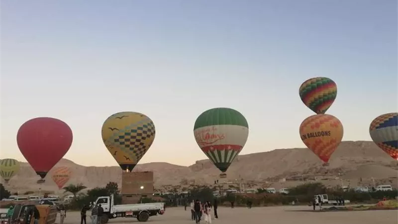 400 سائحا يحلقون فى سماء الأقصر اليوم على متن 18 رحلة