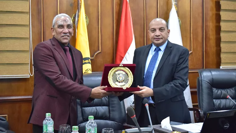 جامعة بني سويف تكرم عميد التربية الرياضية السابق