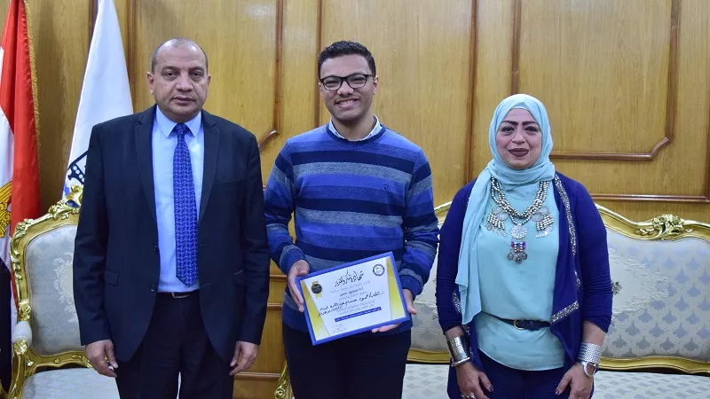 جامعة بني سويف تكرم الطالب المثالي