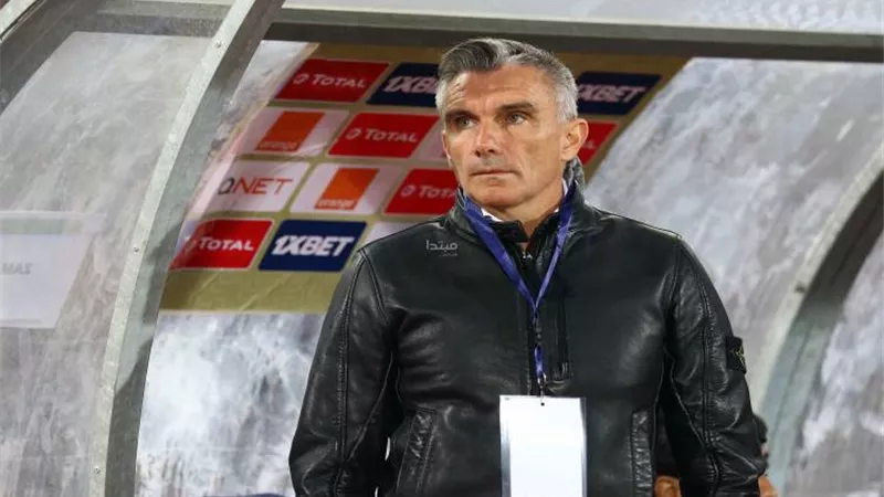 من البداية.. كارتيرون يظهر العين الحمراء للاعبى الزمالك فى أنجولا
