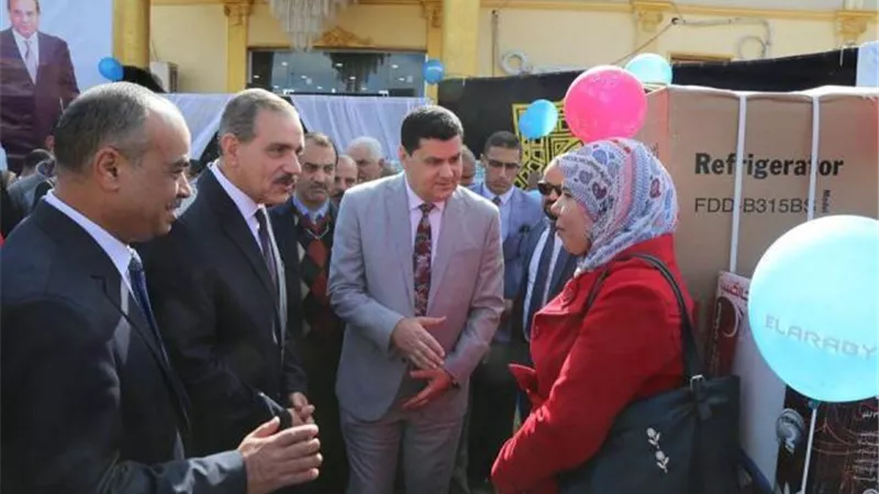محافظ كفرالشيخ ورئيس حماية المستهلك يوزعان أجهزة كهربائية على 22 عروسة .صور