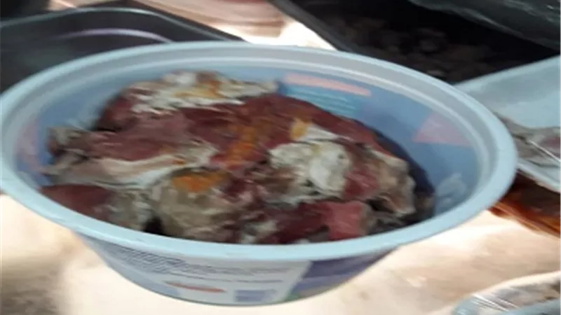 بالصور .. ضبط اغذية مجهوله المصدر بمطاعم بهضبه الاهرام