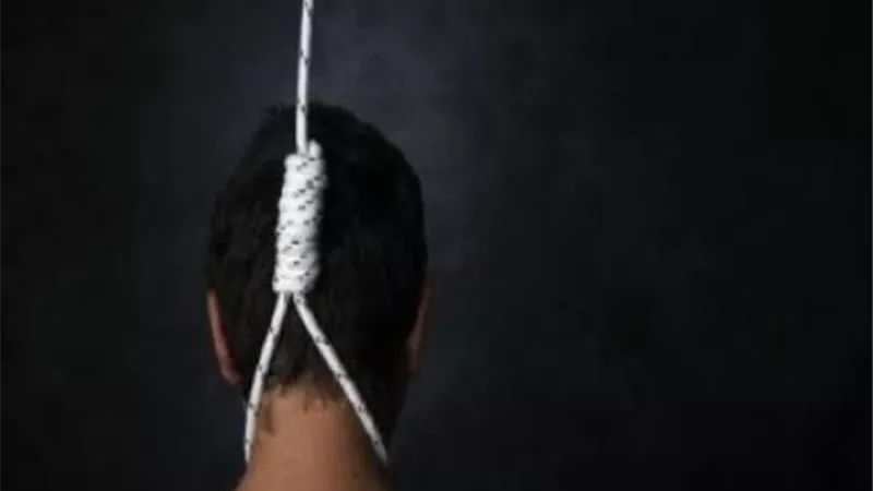 بسبب أزمة نفسية.. شاب يشنق نفسه