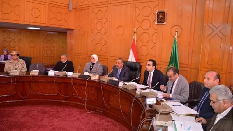 محافظ الإسماعيلية يوجه بحل مشاكل المواطنين