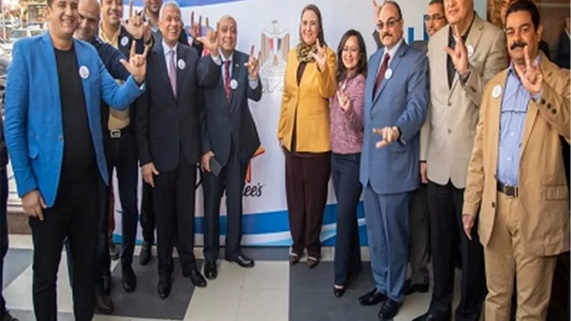 وزيرة التضامن تفتتح مطعم بطاقم عمالة من الشباب الصم وضعاف السمع.. صور