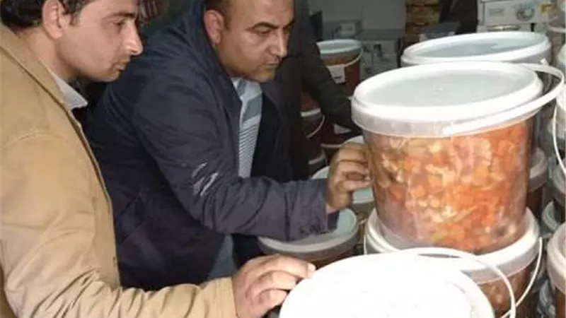 إحالة أربعة محاضر ضبط بـ ١٨٥٩ كيلو أغذية منتهية الصلاحية للنيابة العامة بطور سيناء