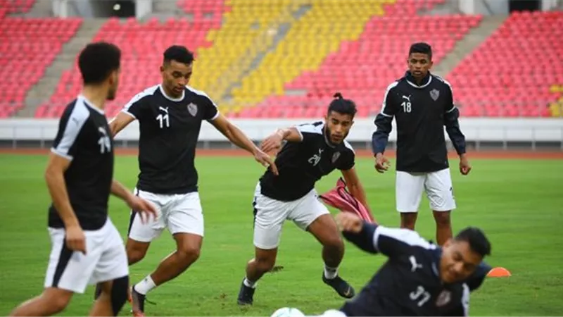 طبيب الزمالك يحصن اللاعبين من لدغات البعوض