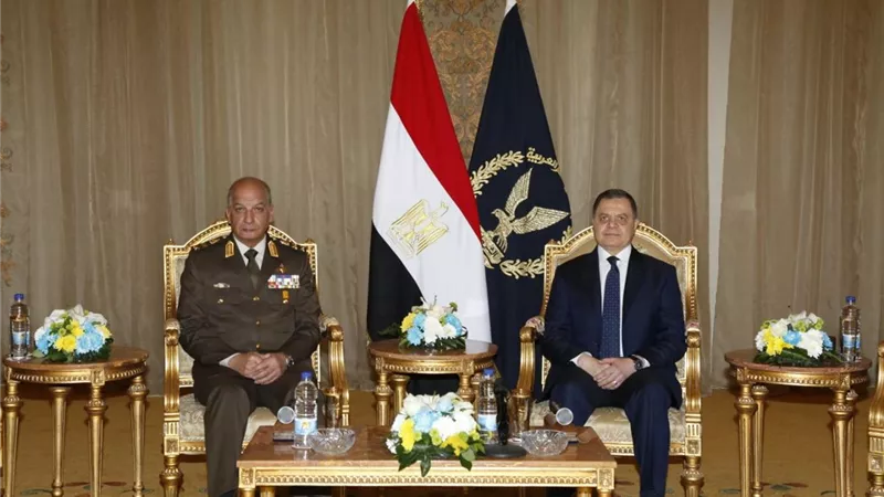 وزير الدفاع وقادة القوات المسلحة يقدمون التهنئة لوزير الداخلية بمناسبة عيد الشرطة