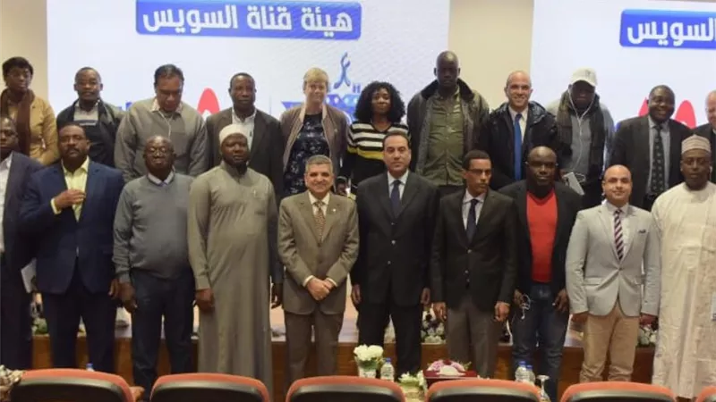 أسامة ربيع يستقبل وفداً من الإعلاميين الأفارقة أثناء زيارتهم قناة السويس