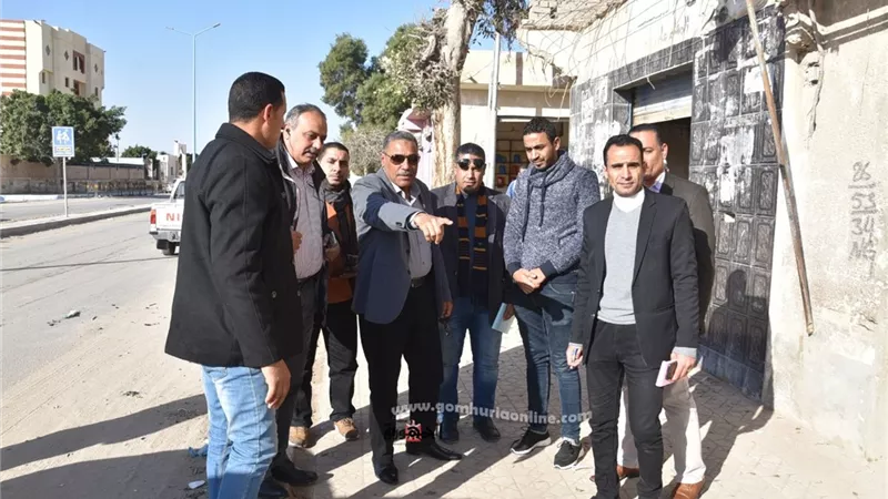 محافظ مطروح يتابع أعمال تركيب الانترلوك بشوارع السوانى القبلية ويشيد بالتجربة
