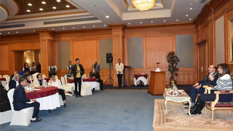وزيرة الهجرة فى حوار مفتوح مع وفد شباب أبناء المصريين بأستراليا فى اسوان